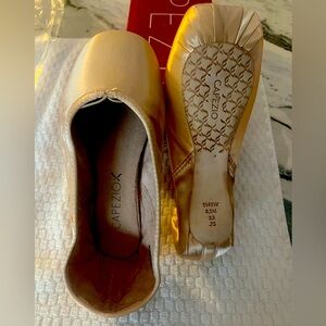 Capezio Ava pointe shoes, strong shank, size 8.5M, new!